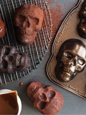 Nordic Ware Skull Cakelet Pan 6 Cavities